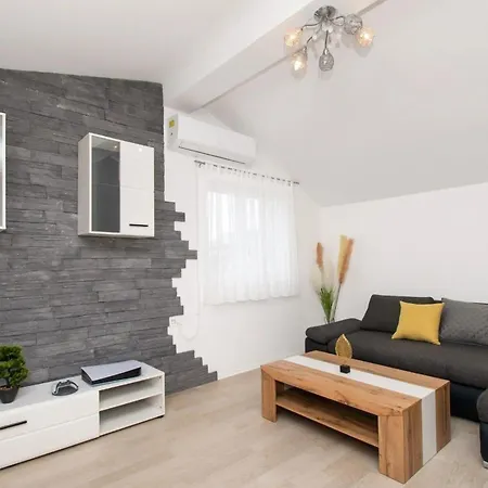 Ferienhaus Mit Privatpool Fur 9 Personen Und 1 Kind In Danilo, Dalmatien Hébergement de vacances Vrpolje