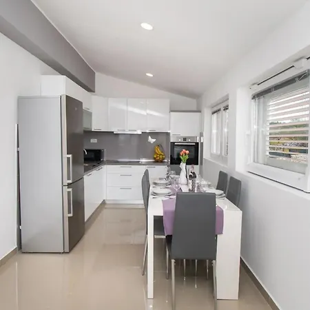 Ferienhaus Mit Privatpool Fur 9 Personen Und 1 Kind In Danilo, Dalmatien Hébergement de vacances *