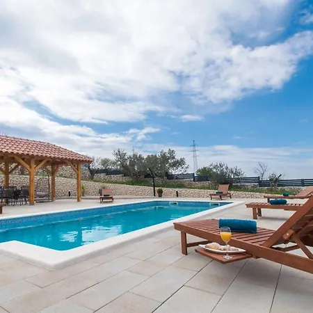 Ferienhaus Mit Privatpool Fur 9 Personen Und 1 Kind In Danilo, Dalmatien Hébergement de vacances Vrpolje