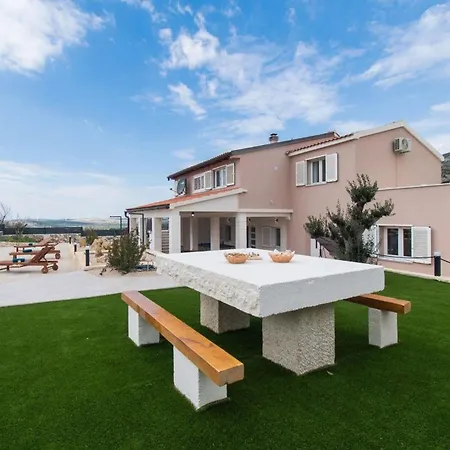 Ferienhaus Mit Privatpool Fur 9 Personen Und 1 Kind In Danilo, Dalmatien * Vrpolje