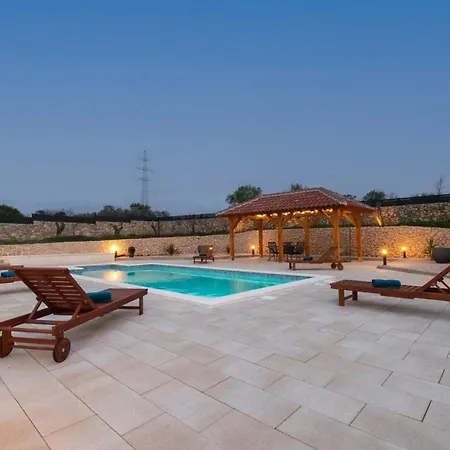 Ferienhaus Mit Privatpool Fur 9 Personen Und 1 Kind In Danilo, Dalmatien Hébergement de vacances Vrpolje