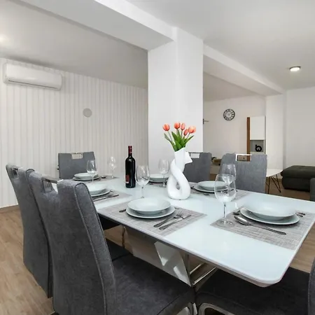 Hébergement de vacances Ferienhaus Mit Privatpool Fur 9 Personen Und 1 Kind In Danilo, Dalmatien Vrpolje